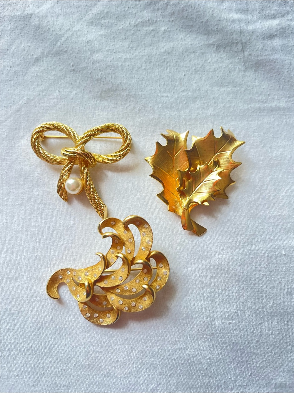 Lot of 3 vintage Gold-Tone Leaf & Bow Brooch Set - Elegant Women’s Jewelry